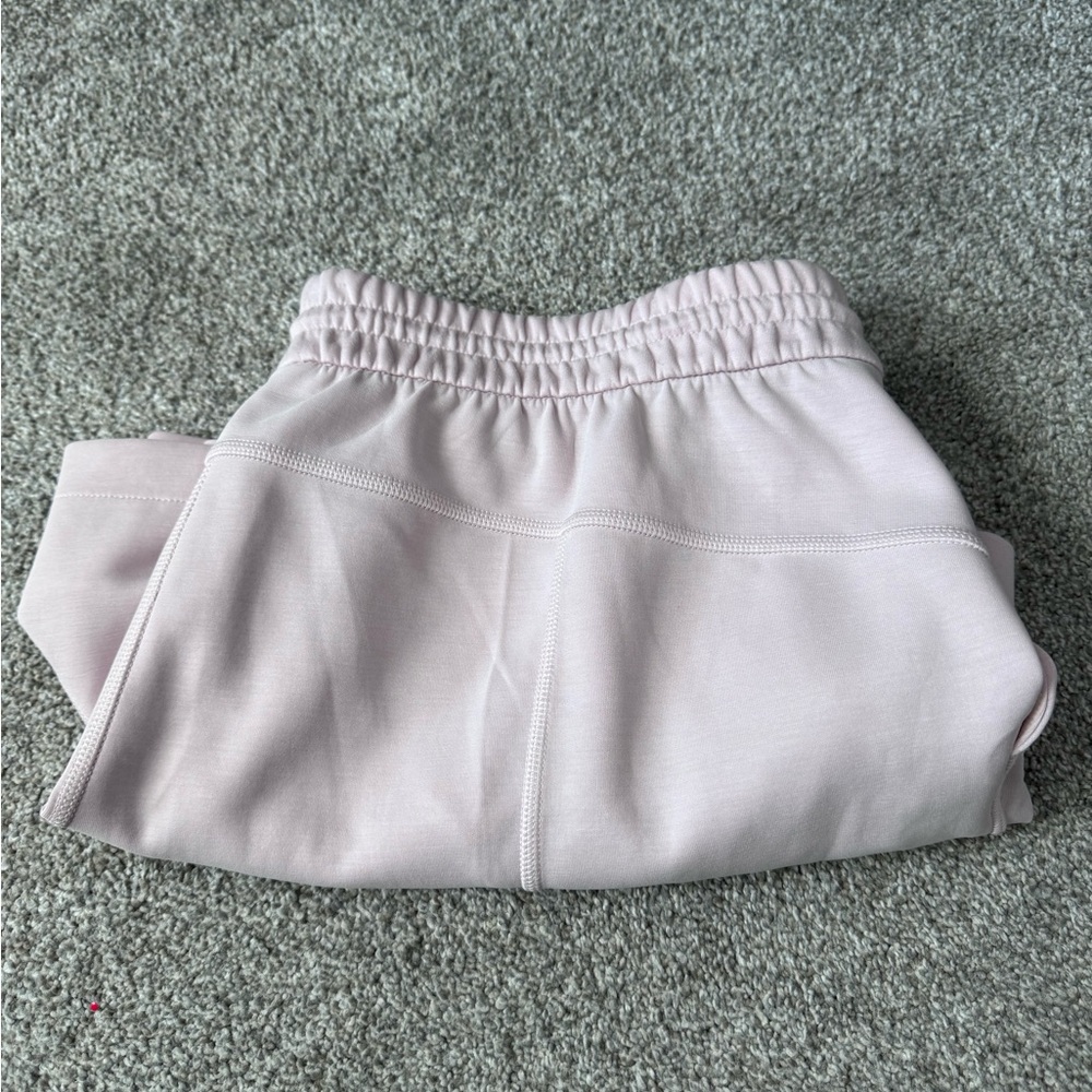 lululemon athletica women’s Light Pink softstreme shorts